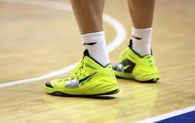 易建联换鞋事件后能穿耐克吗,易建联怒脱球鞋被裁判禁止出场