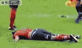 足球场上的尴尬失误瞬间,疯狂的足球2019世界足坛搞笑瞬间