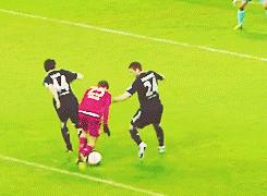 足球场上的尴尬失误瞬间,疯狂的足球2019世界足坛搞笑瞬间