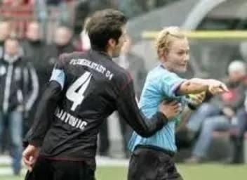 有点像屌丝女士，同意的赞起