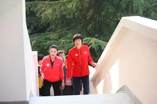 郎平在上海的这个细节，或许暴露了她至今未能续约的根本原因