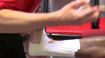 踢球脚踝崴了怎么处理,踢球脚踝受伤如何恢复和保护