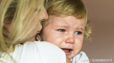 宝宝第一次掉床事件,宝宝掉床后受到惊吓怎么解决