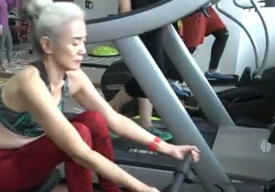 78岁天津老奶奶坚持健身,73岁天津白发奶奶坚持健身13年