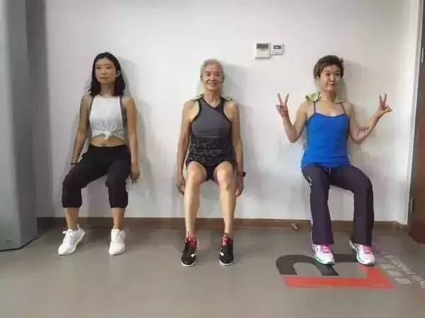 78岁天津老奶奶坚持健身,73岁天津白发奶奶坚持健身13年