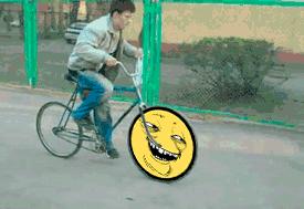 摩托撞飞后站起来,摩托撞到汽车逃跑了