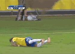 摩托撞飞后站起来,摩托撞到汽车逃跑了