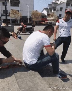 搞笑精选：女友夹不住A4纸，怪我咯