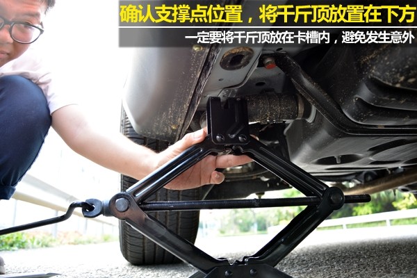 爆胎更换轮胎视频教程,爆胎怎么办教你怎么换轮胎