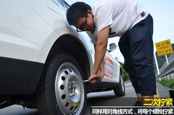 爆胎更换轮胎视频教程,爆胎怎么办教你怎么换轮胎