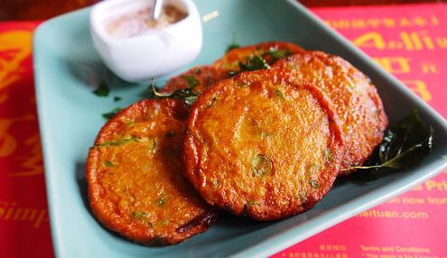 OMG！“鸡爪女”又在地铁12号线上吃起了麻辣烫！