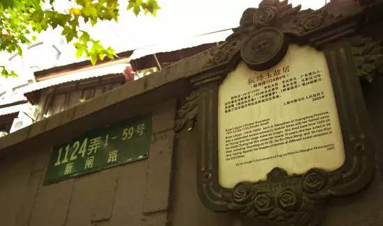 OMG！“鸡爪女”又在地铁12号线上吃起了麻辣烫！