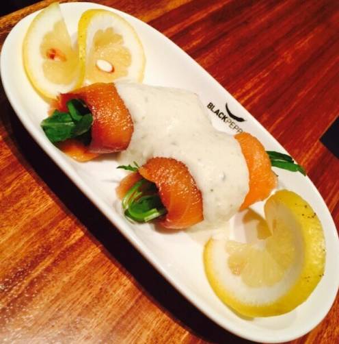 OMG！“鸡爪女”又在地铁12号线上吃起了麻辣烫！