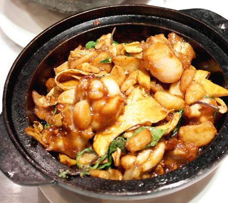 OMG！“鸡爪女”又在地铁12号线上吃起了麻辣烫！