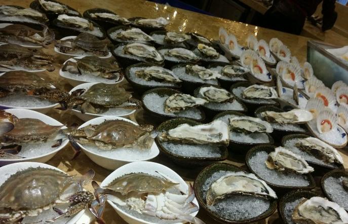 OMG！“鸡爪女”又在地铁12号线上吃起了麻辣烫！