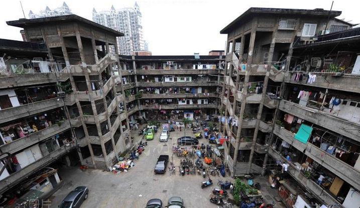 OMG！“鸡爪女”又在地铁12号线上吃起了麻辣烫！