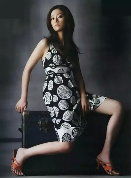 杨幂的胸是假的？还有哪些女星的胸真假难辨？