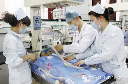 弟弟哭闹姐姐哄他看见妈妈后哭了,弟弟哭闹姐姐安慰妈妈回来了