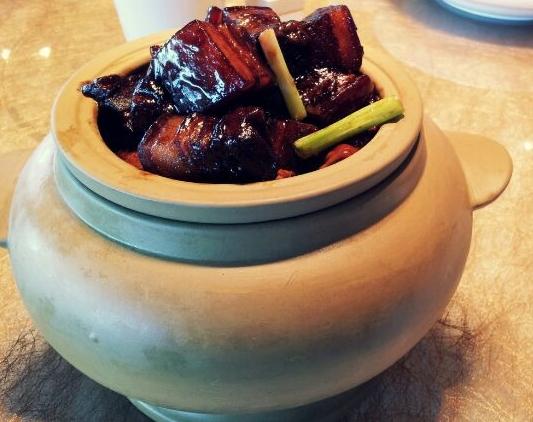 OMG！“鸡爪女”又在地铁12号线上吃起了麻辣烫！