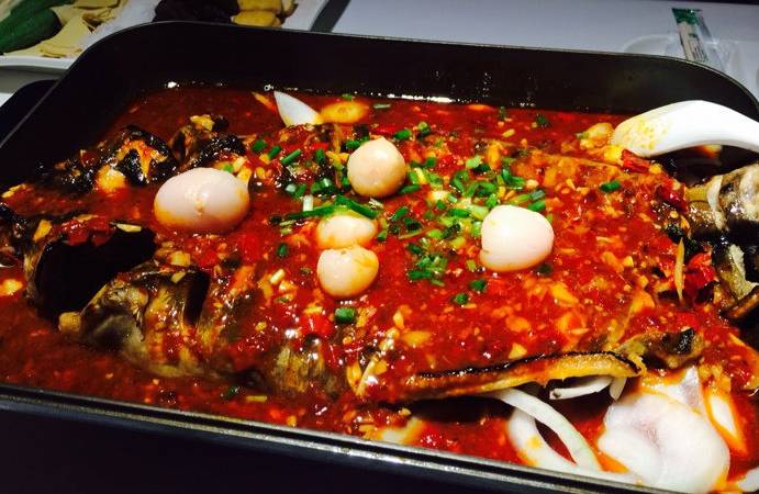 OMG！“鸡爪女”又在地铁12号线上吃起了麻辣烫！