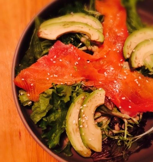 OMG！“鸡爪女”又在地铁12号线上吃起了麻辣烫！