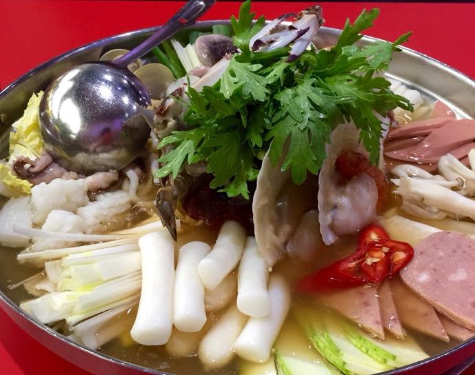 OMG！“鸡爪女”又在地铁12号线上吃起了麻辣烫！