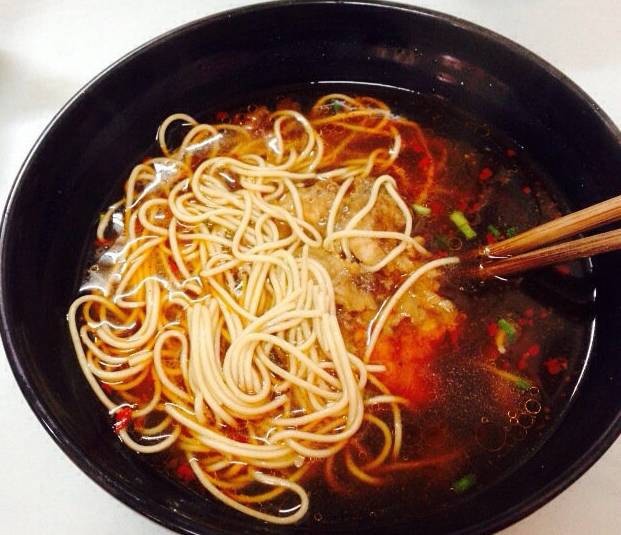 OMG！“鸡爪女”又在地铁12号线上吃起了麻辣烫！