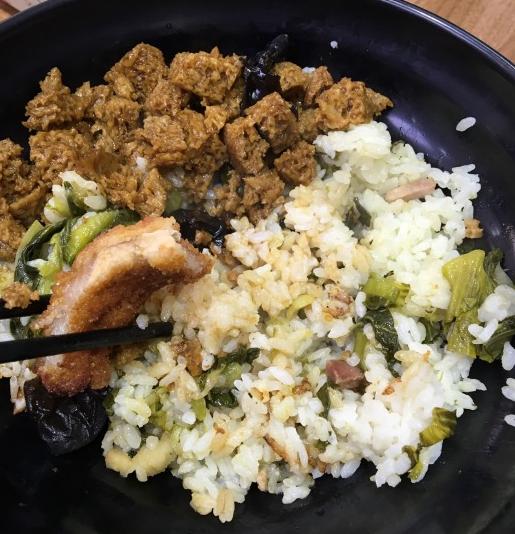 OMG！“鸡爪女”又在地铁12号线上吃起了麻辣烫！