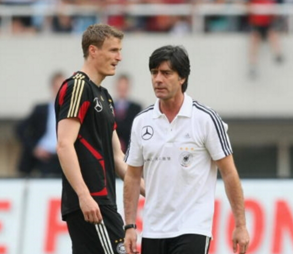 民众呼吁英超领头羊后防中坚回国家队，勒夫表示5年前就回答过