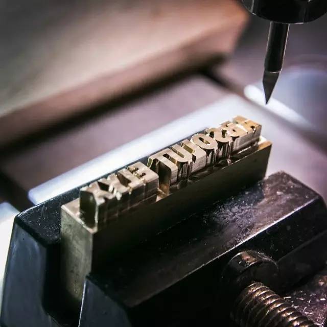 伏特加带灯光,绝对伏特加夜装限量版星夜紫