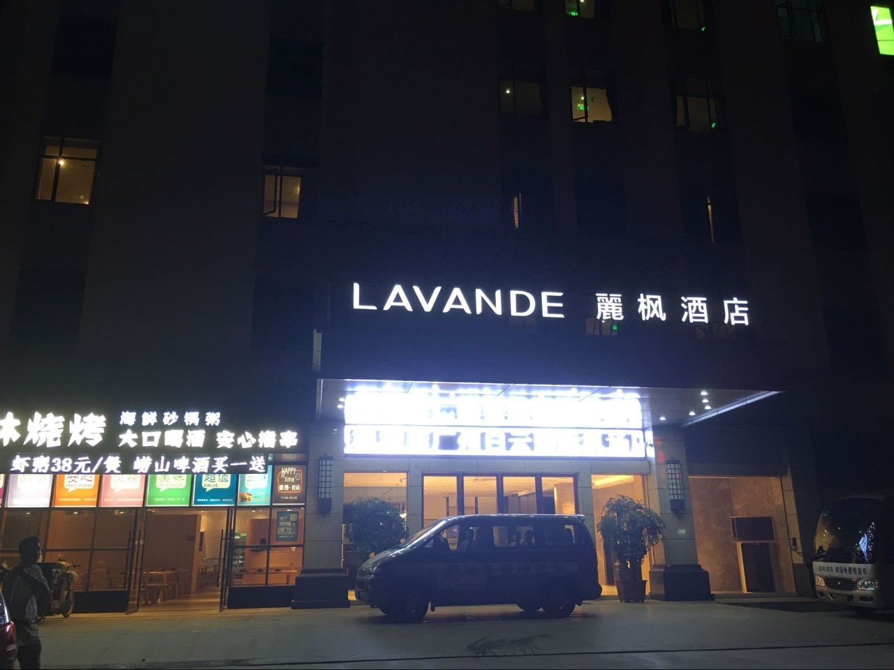 飞机延误三次后安全抵达,飞机延误三个半小时终于到家了