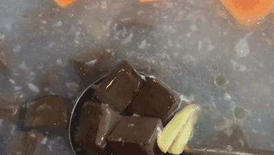 这个店家精通庖丁解猪的绝技，竟能把猪杂分成三十多个精品，让你吃到不同的美味与新鲜