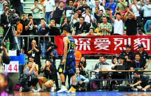 易建联被罚款,易建联道歉