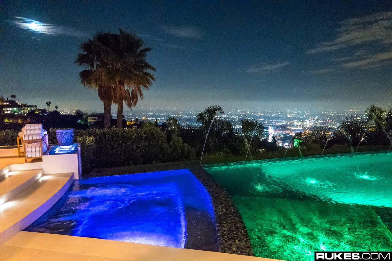 还敢骂人死胖子？身价89亿的程序员告诉你：胖，照样比你浪！