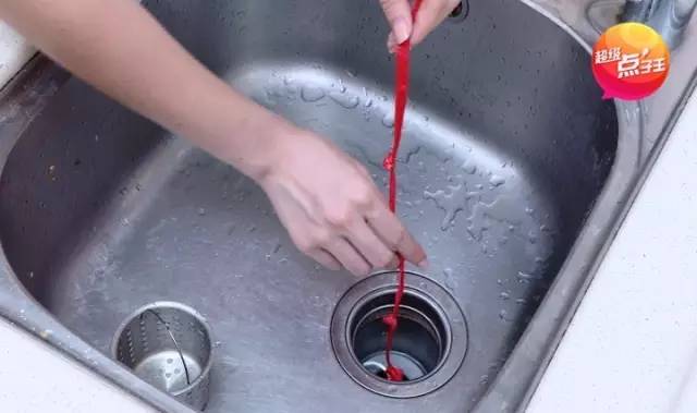 厨房水盆塞子吸住了怎么办,厨房水槽堵住水流不下去