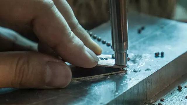 伏特加带灯光,绝对伏特加夜装限量版星夜紫