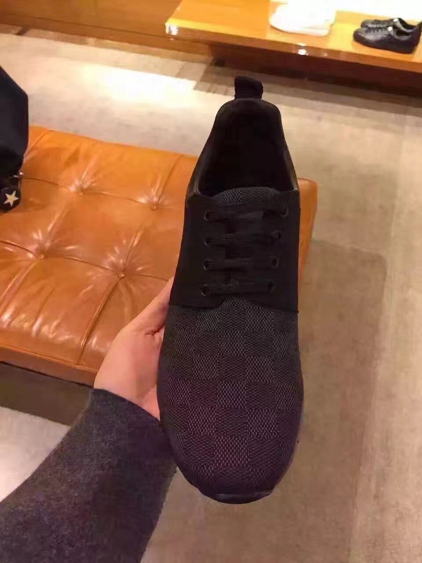 lv新出的鞋搭配裤子,lv新出的绿胶鞋