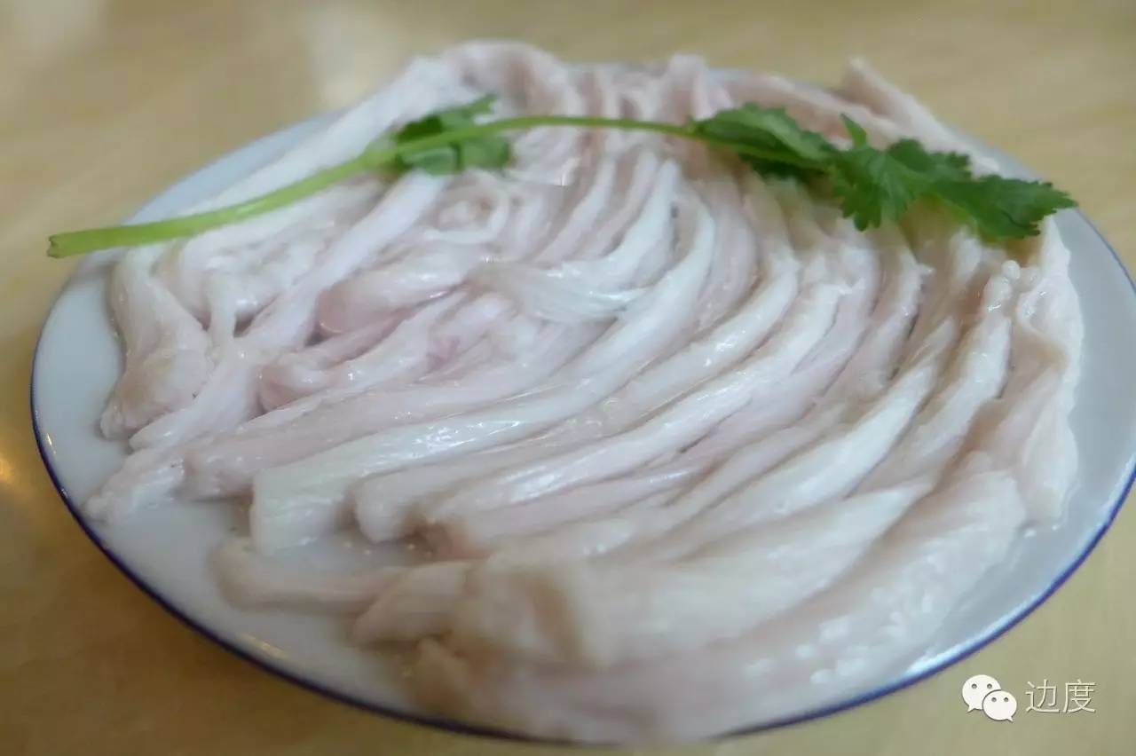 这个店家精通庖丁解猪的绝技，竟能把猪杂分成三十多个精品，让你吃到不同的美味与新鲜