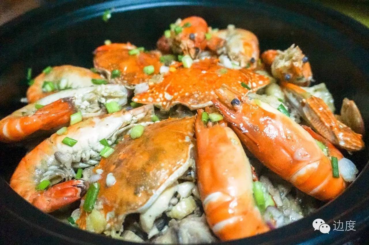 这个店家精通庖丁解猪的绝技，竟能把猪杂分成三十多个精品，让你吃到不同的美味与新鲜