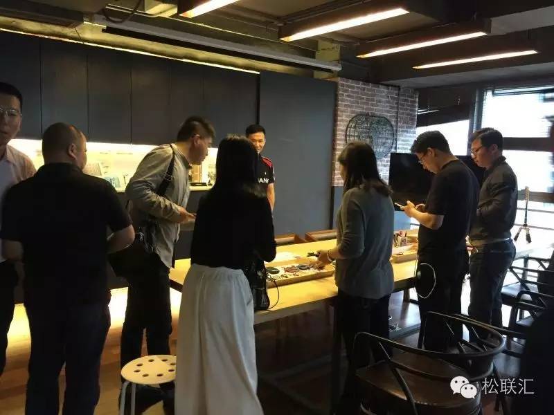 momax摩米士airtag定位器,momax摩米士100w氮化镓拆解