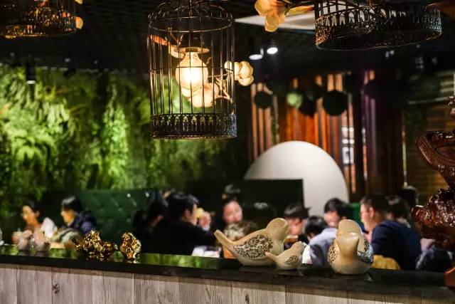 这家餐厅提供的菜单让人细思极恐,这家餐厅菜不好吃却天天爆满