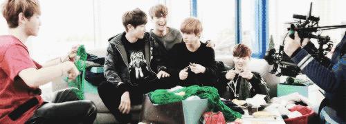 这个男人太神奇！会唱会跳有腹肌，还会边织毛衣边撒娇···