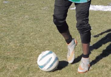 踢足球运球基础教学,踢足球运球的方法和技巧