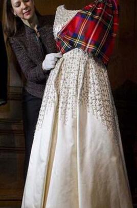 英国女王的高级礼服,英国女王的着装风格