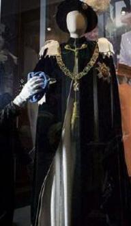 英国女王的高级礼服,英国女王的着装风格