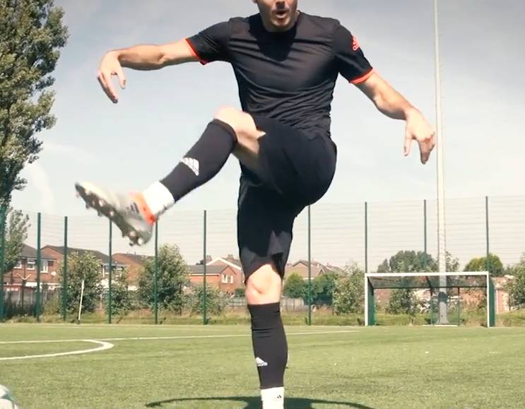 足球中场任意球的技巧,罗纳德科曼罚球技巧