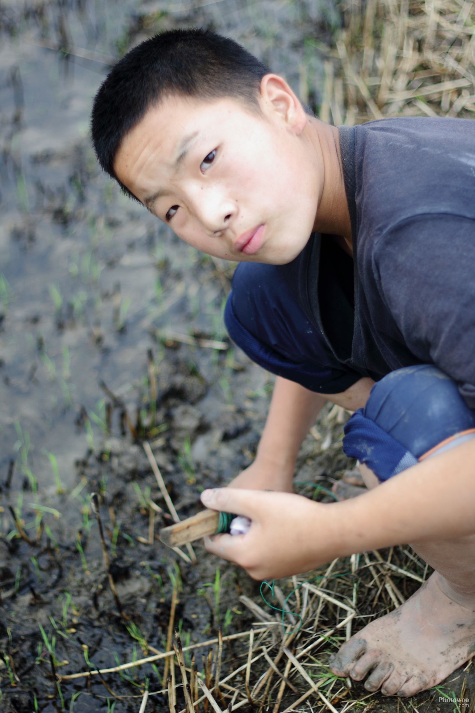 自卑多疑的瘸腿老汉，怕人笑话不敢出门，残疾小孩教育启发了他