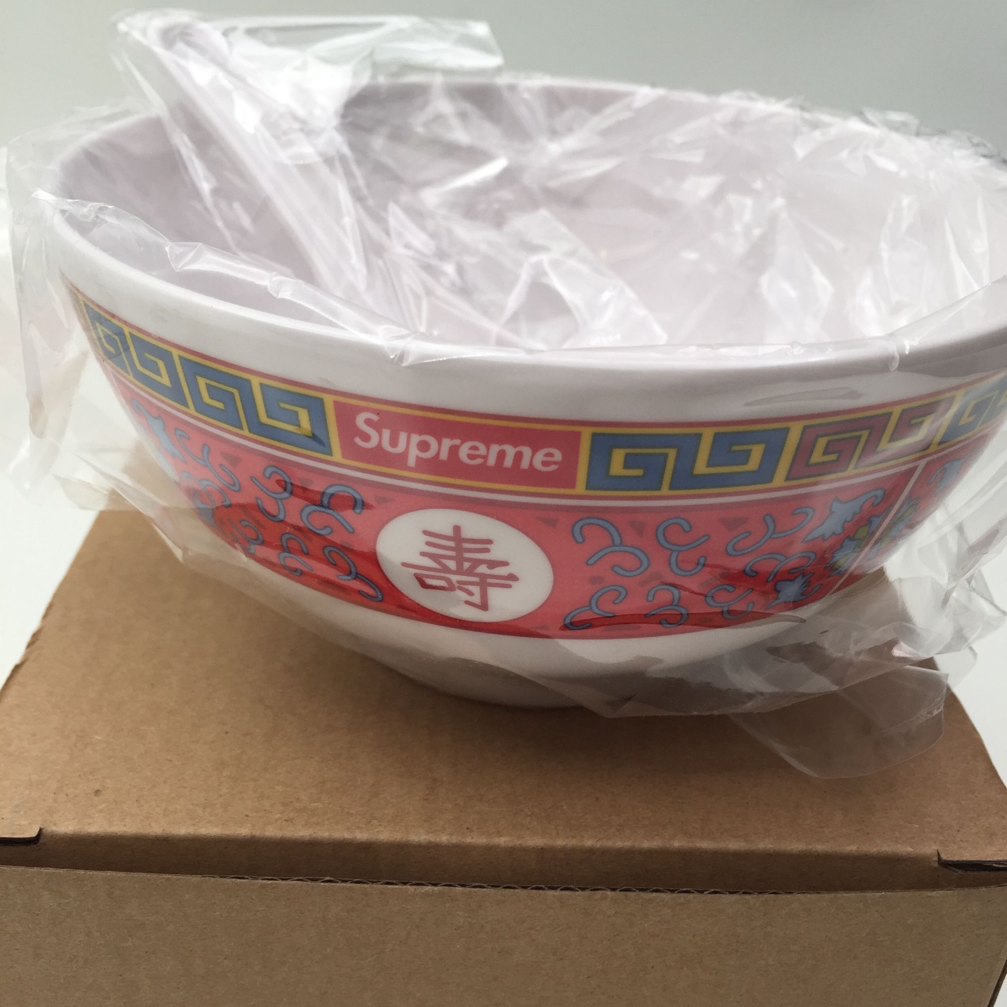 一块700多砖头一个上千的苹果，SUPREME颠覆你的价值观