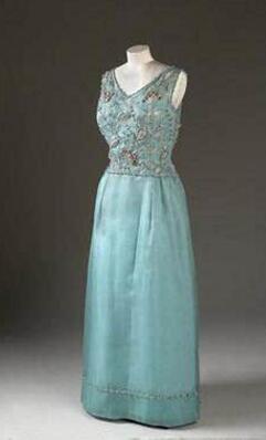 英国女王的高级礼服,英国女王的着装风格