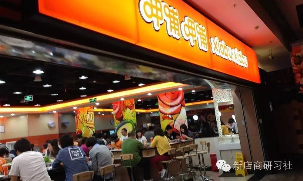 云南省超越购物中心下的火锅店,比较红火的火锅店